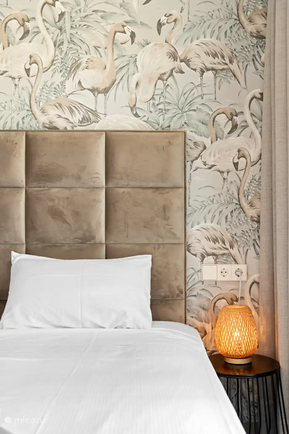 Schlafzimmer 3 mit 2 Einzelbetten, Klimaanlage, TV und Gartenblick