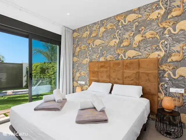 Location de Vacances Espagne, Murcia, Santiago de la Ribera, villa - Villa Costa Calida Chambre 1 avec 2 lits simples, climatisation, TV, salle de bain attenante et vue sur la piscine/jardin