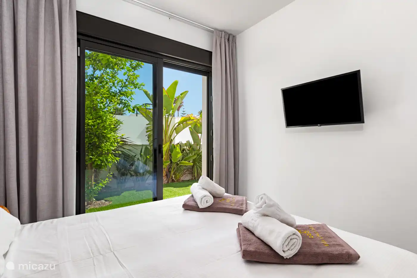 Schlafzimmer 3 mit 2 Einzelbetten, Klimaanlage, TV und Gartenblick