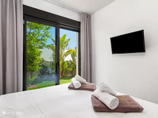 Location de Vacances Espagne, Murcia, Santiago de la Ribera, villa - Villa Costa Calida Chambre 3 avec 2 lits simples, climatisation, TV et vue sur le jardin