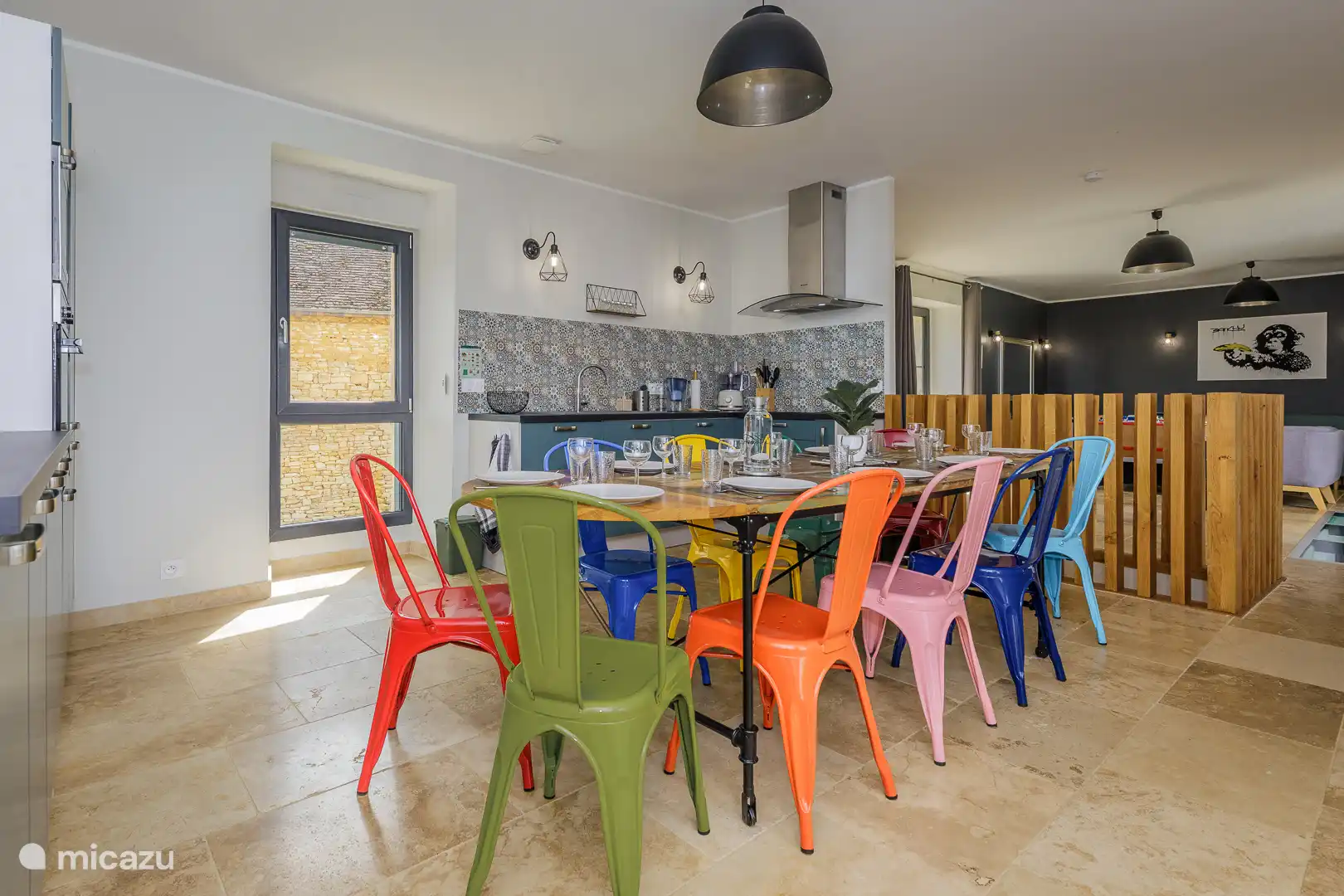 La espaciosa cocina está totalmente equipada