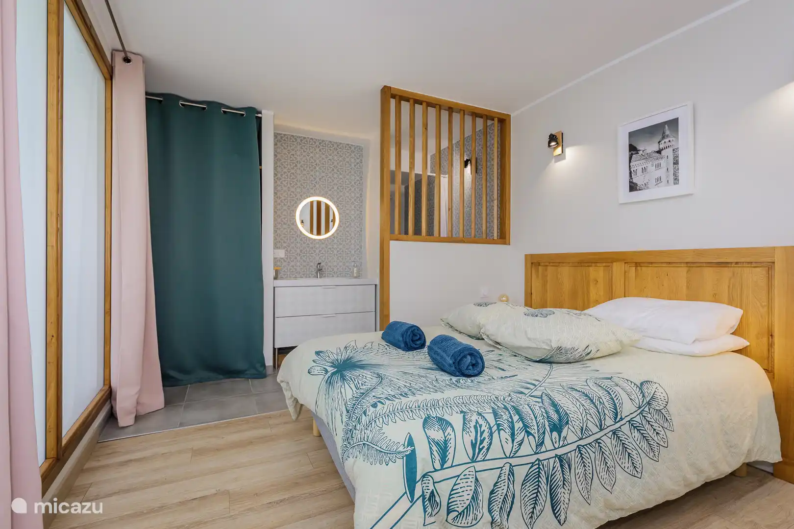 Dormitorio con baño en suite