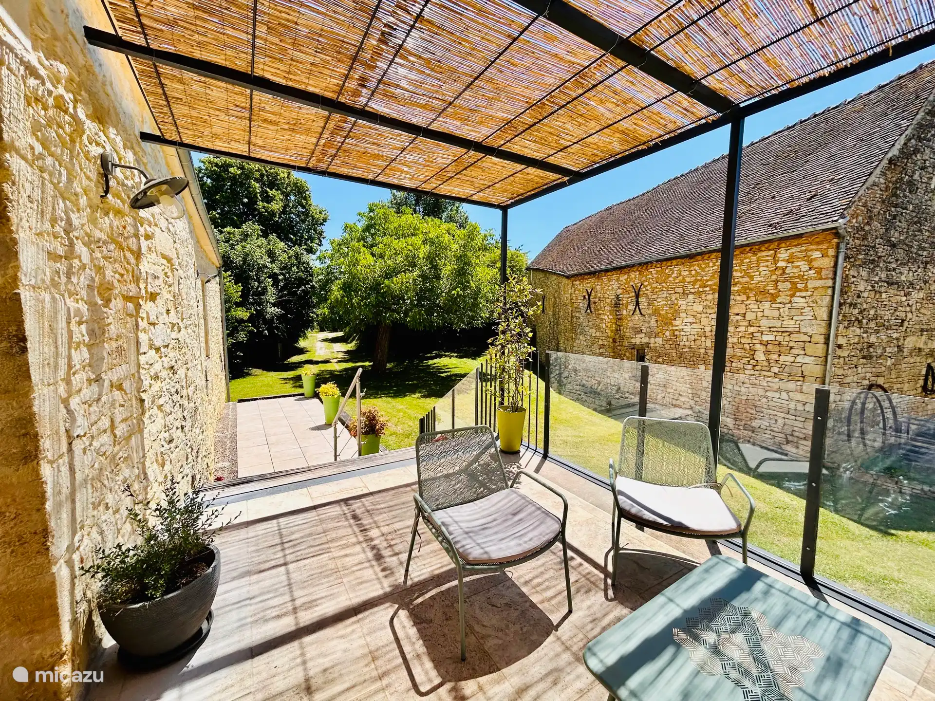 Maison avant avec terrasse