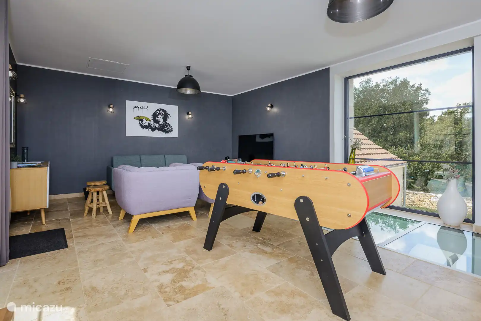 Sala de estar con futbolín