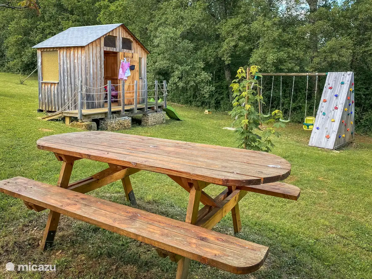 Casita de juegos y mesa de picnic