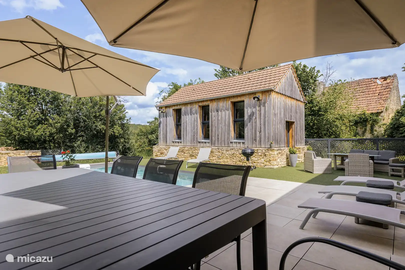 Terraza con vistas a la piscina