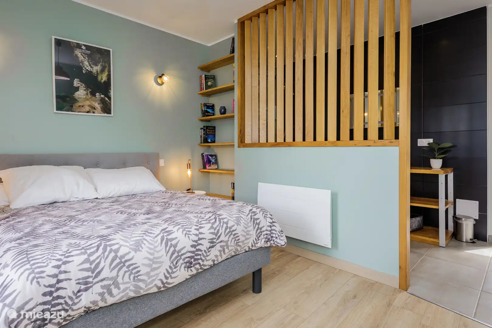 Dormitorio con baño en suite