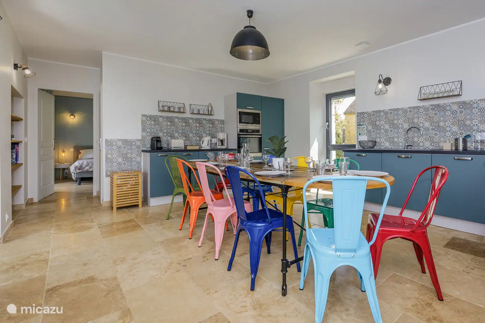 Desayuno en la colorida cocina