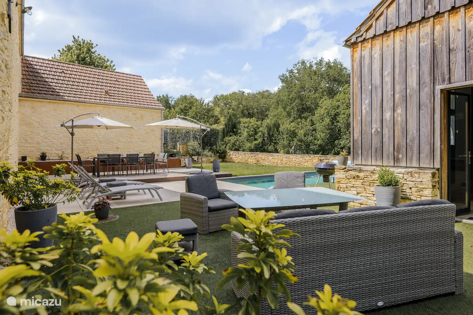 La amplia terraza con zonas de estar en todas partes