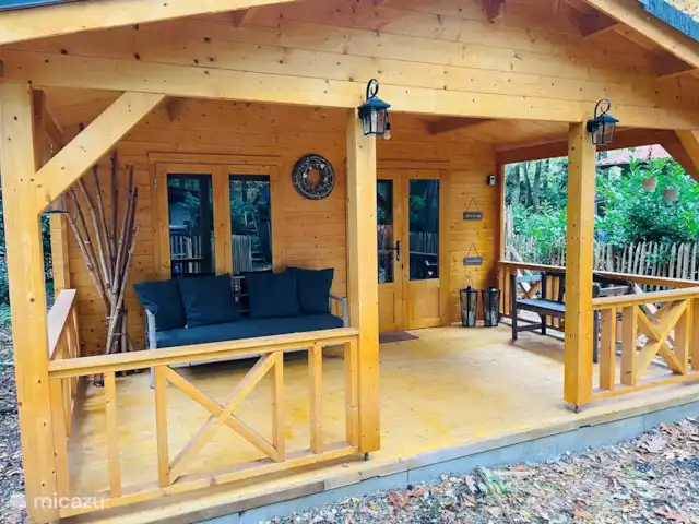 chalet en Bélgica, Limburgo, Lanaken – boskotje Vista frontal y terraza.