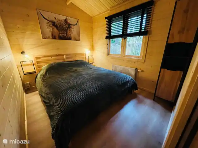 chalet en Bélgica, Limburgo, Lanaken – boskotje Dormitorio con cama doble