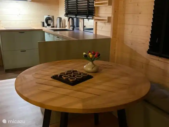 chalet en Bélgica, Limburgo, Lanaken – boskotje Cocina desde la mesa del comedor.