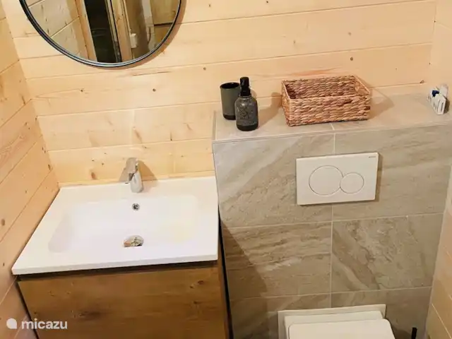 chalet en Bélgica, Limburgo, Lanaken – boskotje Inodoro y lavabo