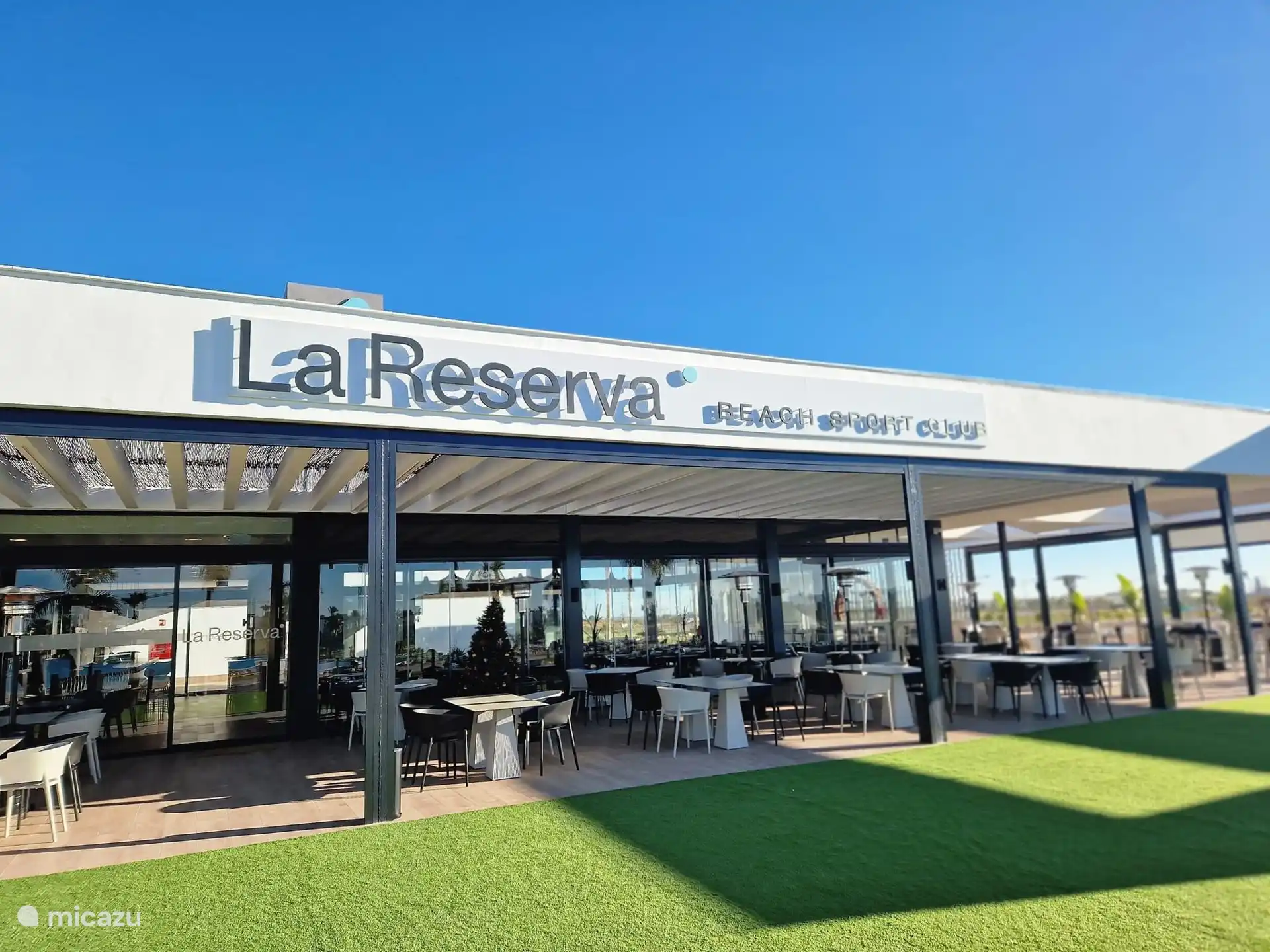 Le restaurant avec terrasse de la station