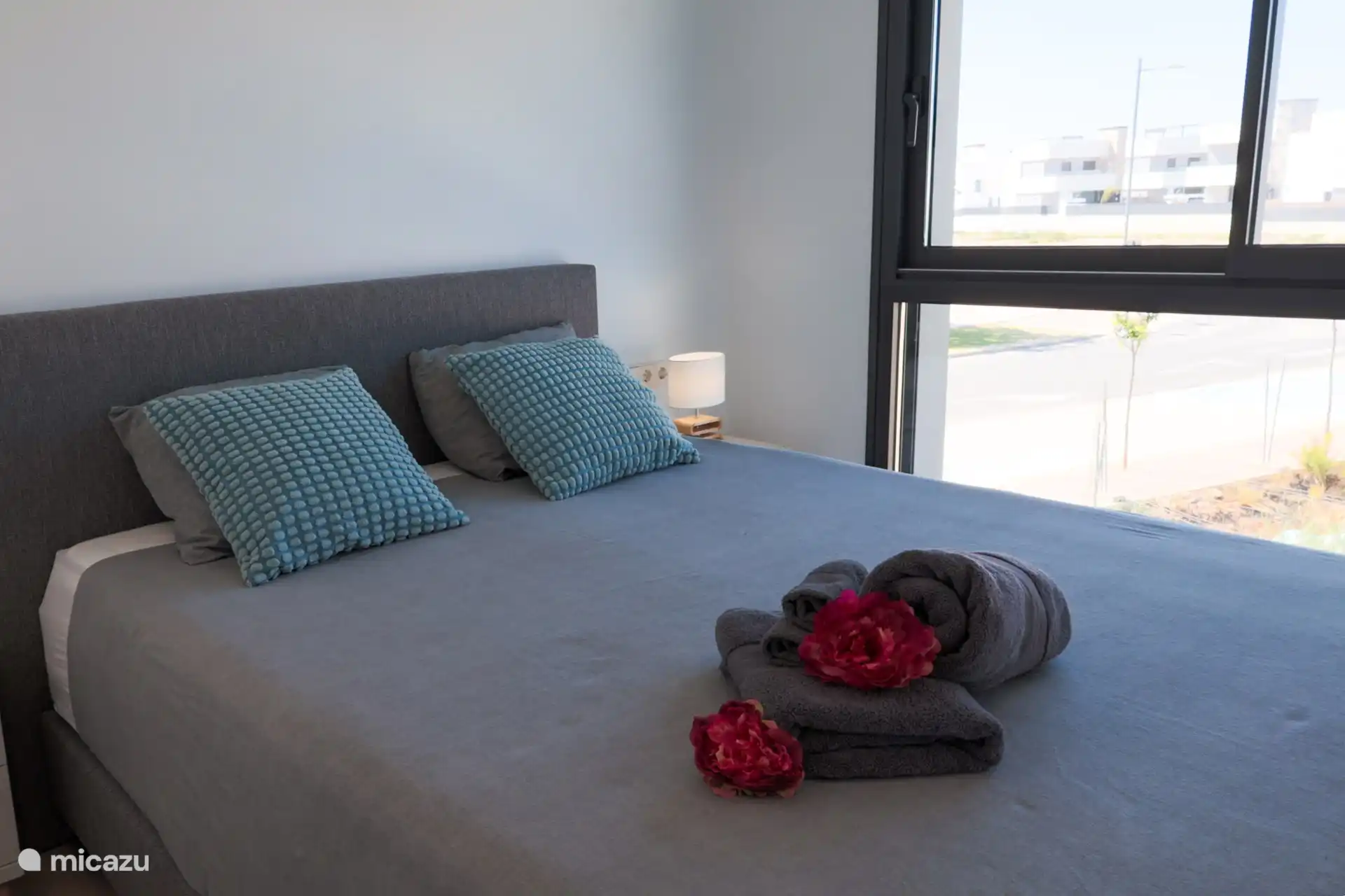 Chambre principale avec salle de bain attenante et placards