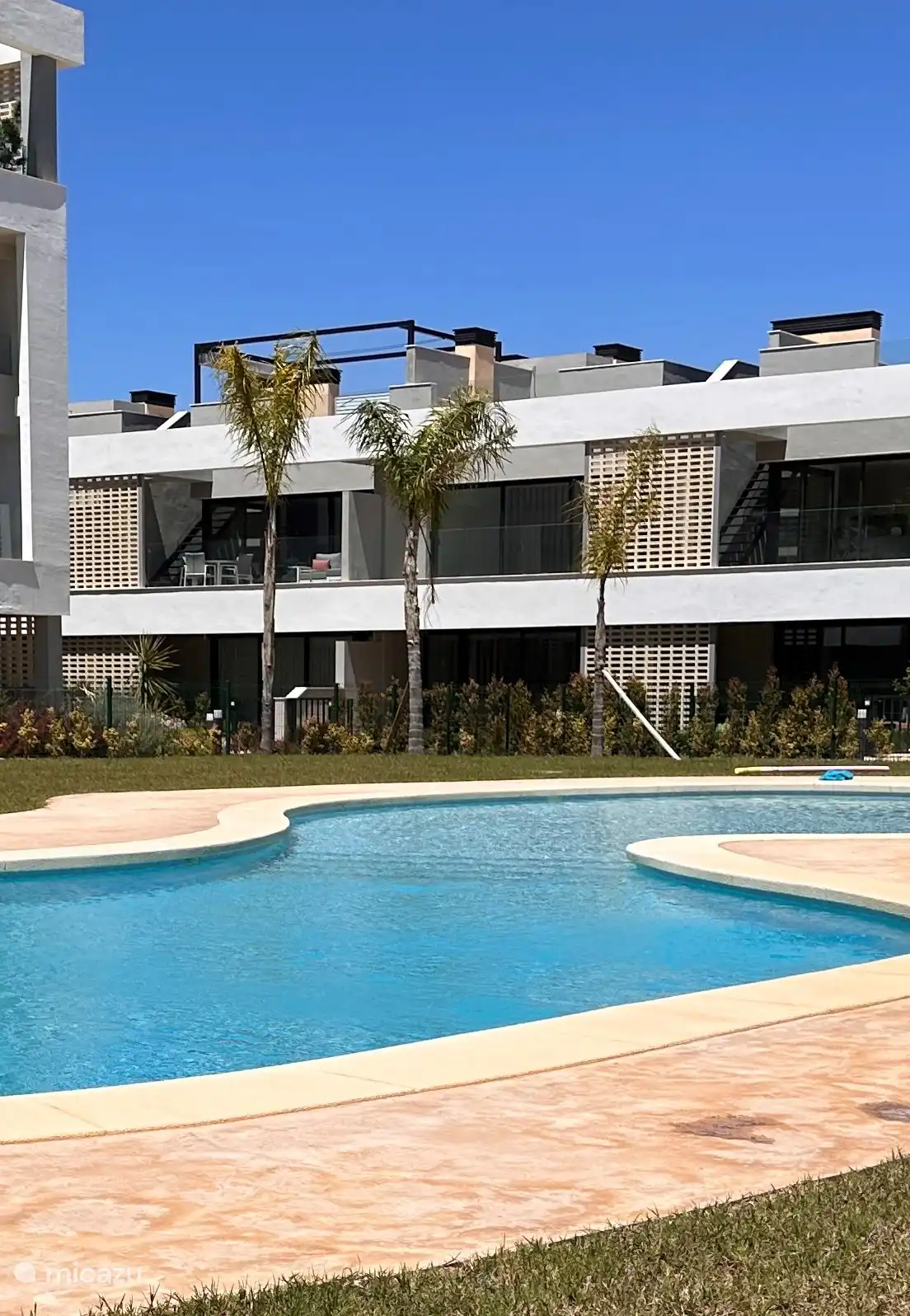 Vue de l'appartement depuis la piscine