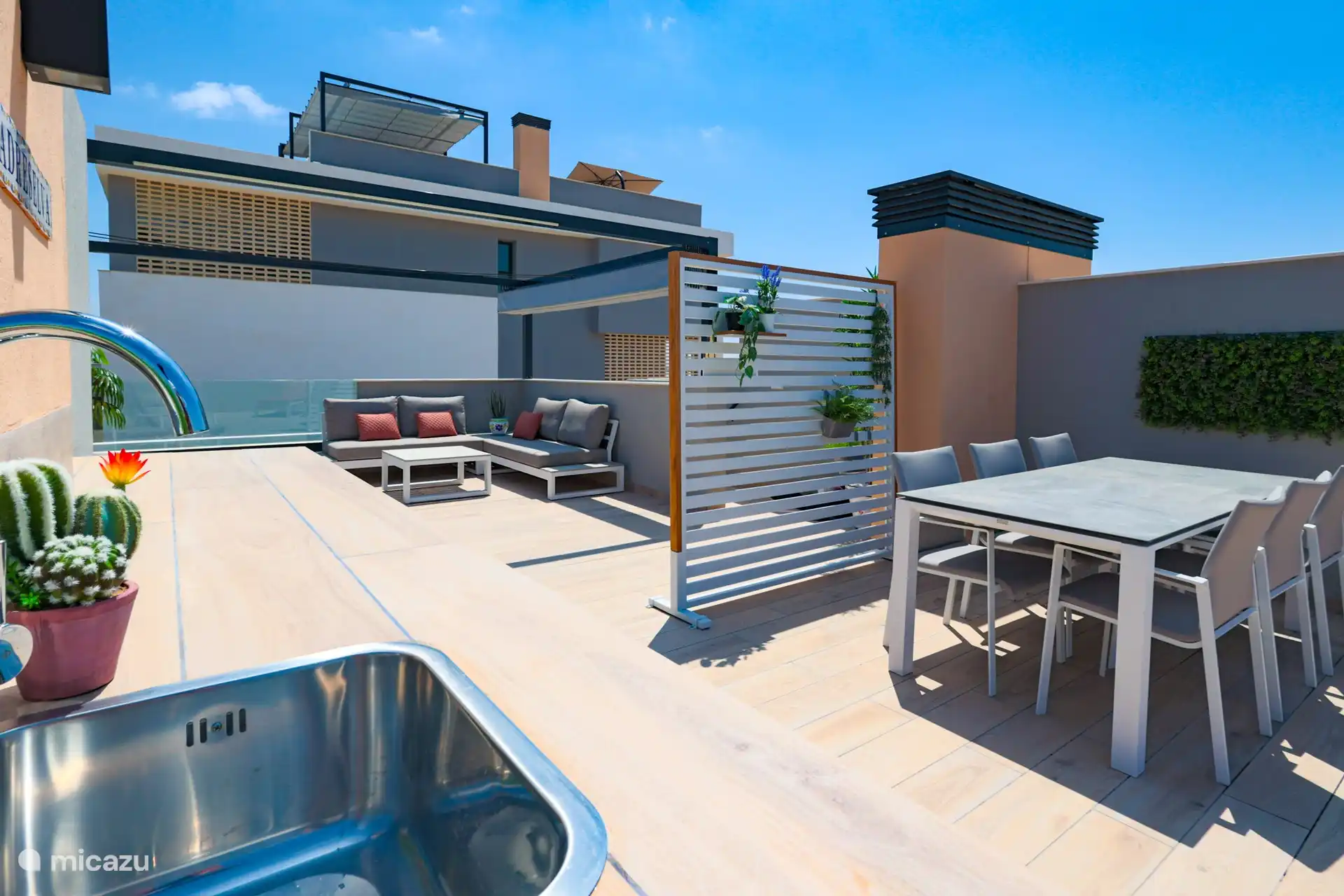 Cuisine extérieure avec table à manger