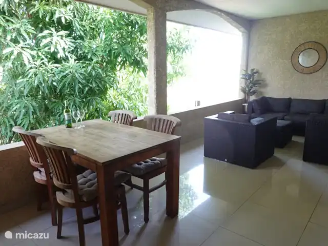 Cocobana Resort 23 | Curaçao, Banda Ariba (est), Cas Grandi - appartement Le porche avec salon et table à manger