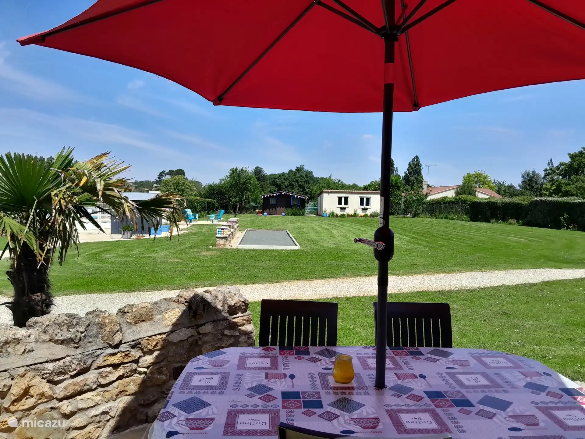Vue sur le jardin depuis le patio