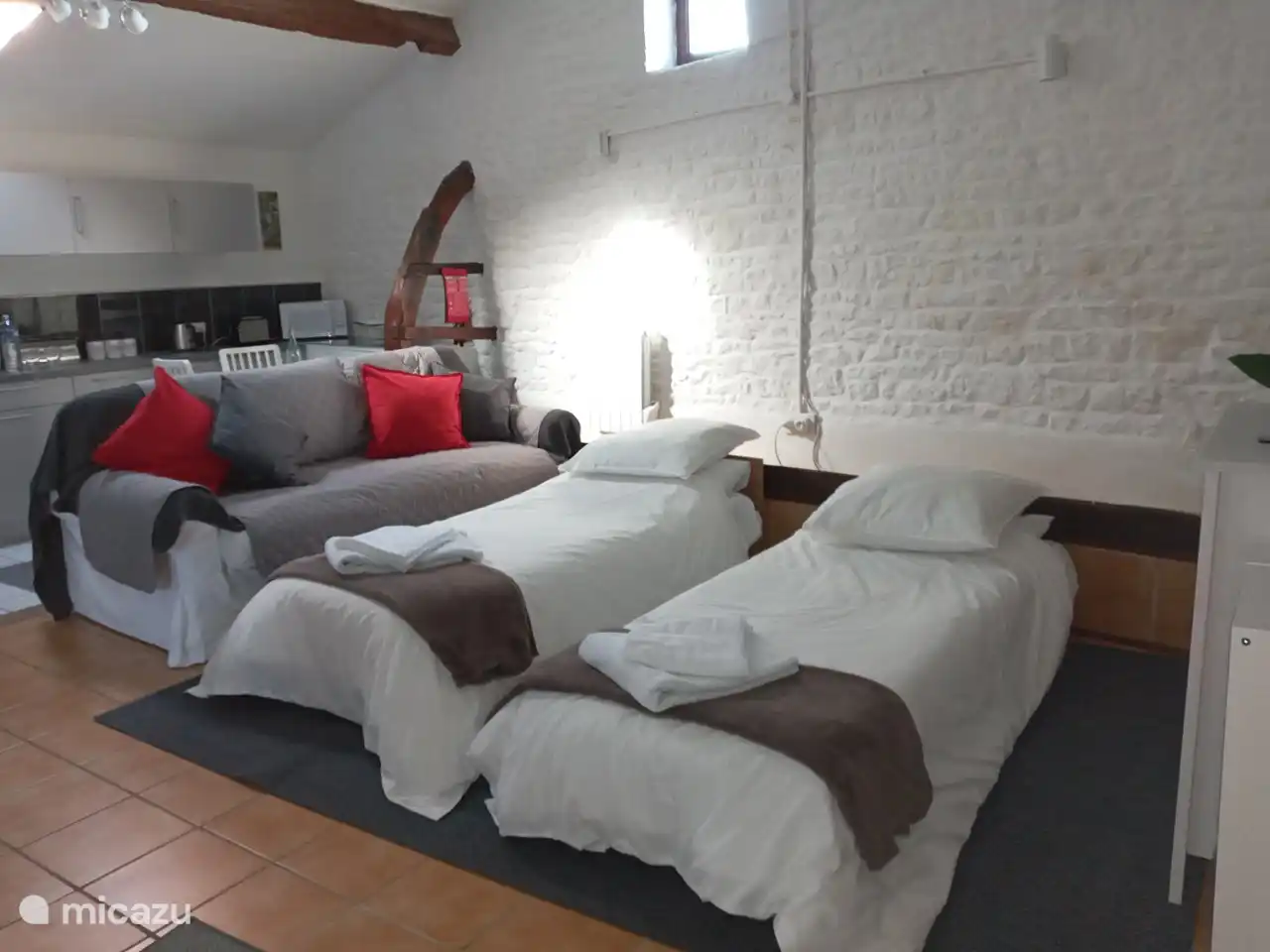 Coin salon avec 2 lits simples ajoutés