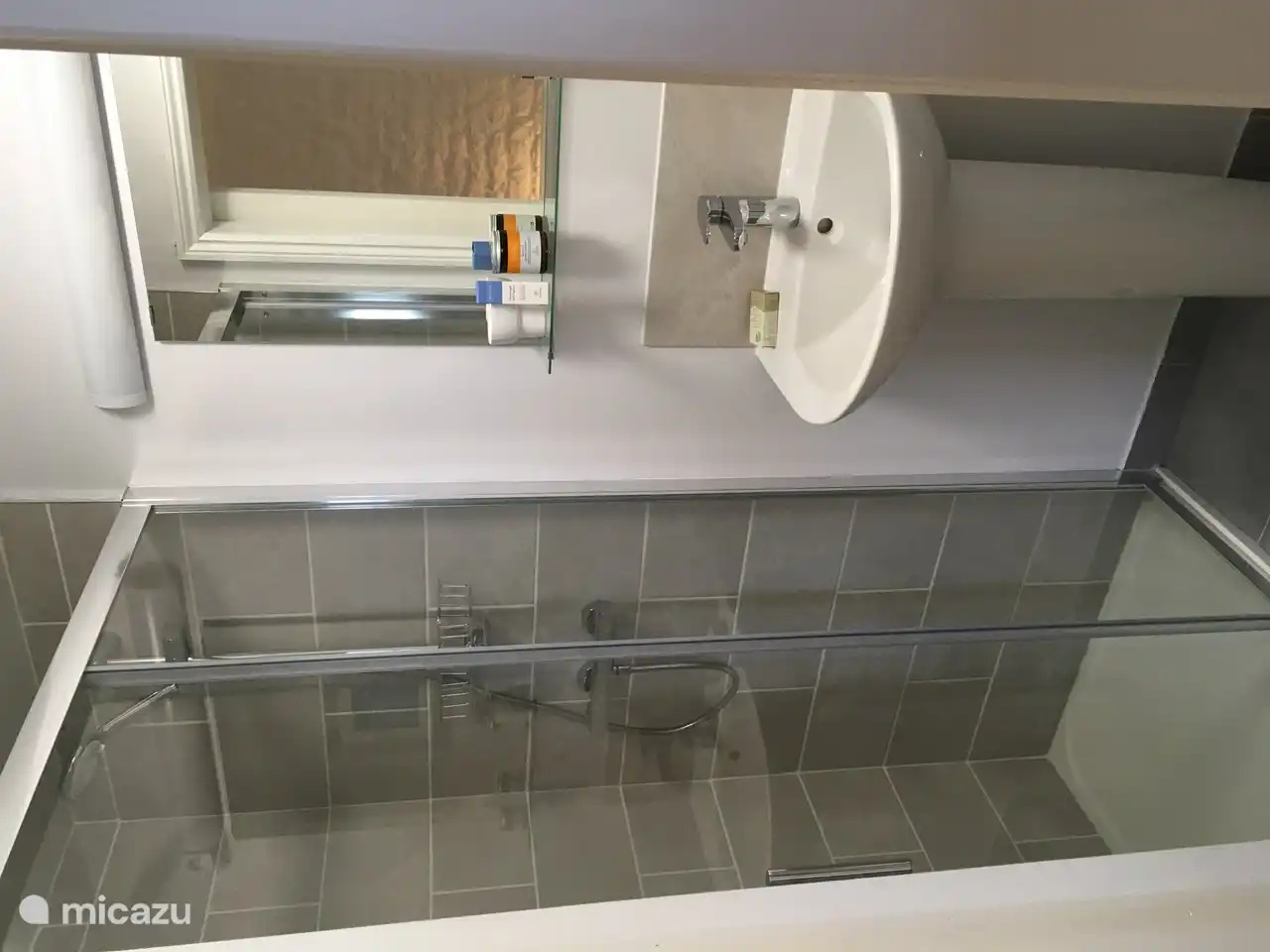 Cuarto de baño con ducha en la casa rural Cherry Tree