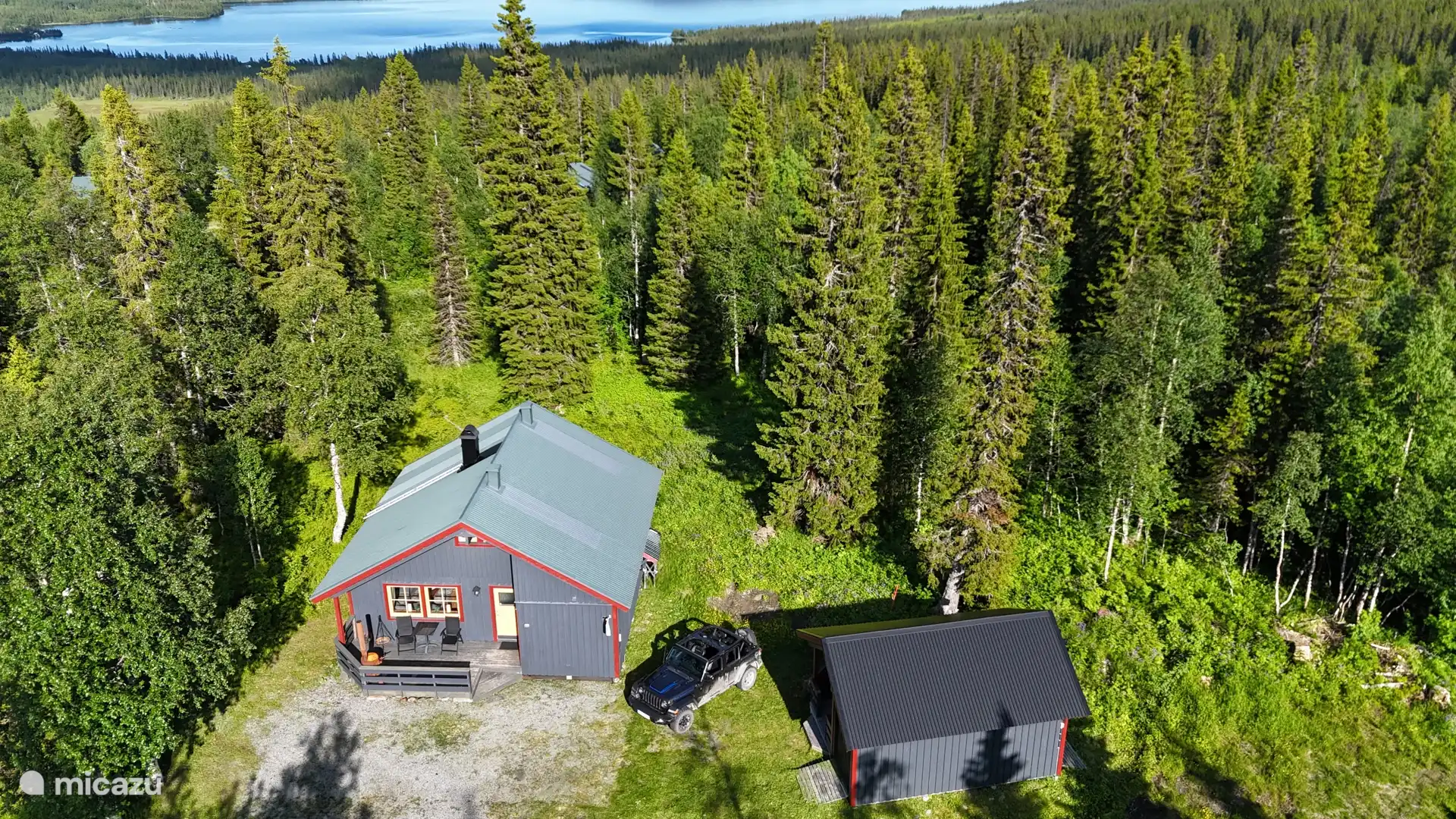 Casa y garaje desde arriba y el lago Åkersjön al fondo