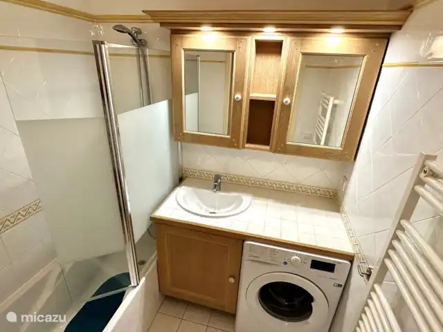 Appartement A02 les Pins Bleus | France, Côte d'Azur, Sainte-Maxime - appartement Salle de bain complète avec machine à laver