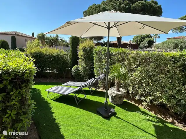 Appartement A02 les Pins Bleus | France, Côte d'Azur, Sainte-Maxime - appartement Parasol et chaises longues