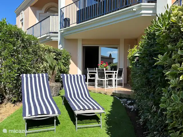 Appartement A02 les Pins Bleus | France, Côte d'Azur, Sainte-Maxime - appartement Terrasse couverte et chaises longues avec jardin