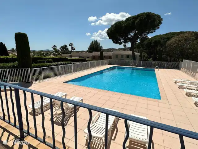 Appartement A02 les Pins Bleus | France, Côte d'Azur, Sainte-Maxime - appartement Piscine avec chaises longues