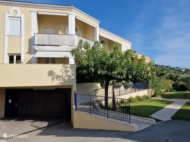 Appartement A02 les Pins Bleus | France, Côte d'Azur, Sainte-Maxime - appartement Entrée du parking