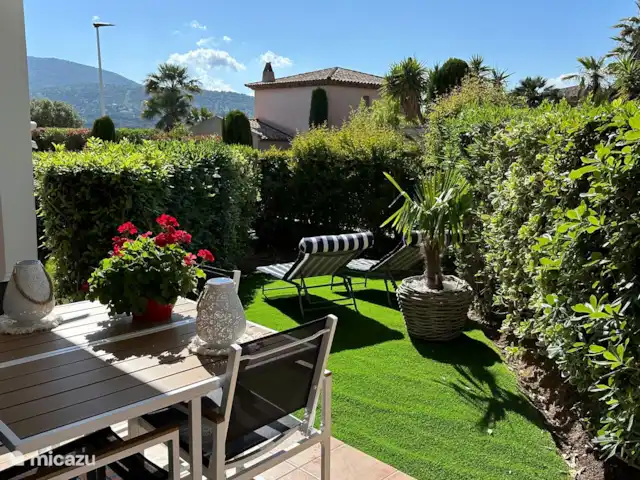Appartement A02 les Pins Bleus | France, Côte d'Azur, Sainte-Maxime - appartement Terrasse couverte et jardin avec chaises longues et parasol