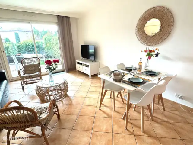 Appartement A02 les Pins Bleus | France, Côte d'Azur, Sainte-Maxime - appartement Salon avec coin repas