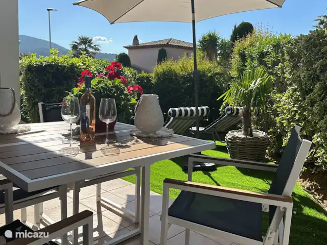 Appartement A02 les Pins Bleus | France, Côte d'Azur, Sainte-Maxime - appartement Terrasse couverte avec table à manger