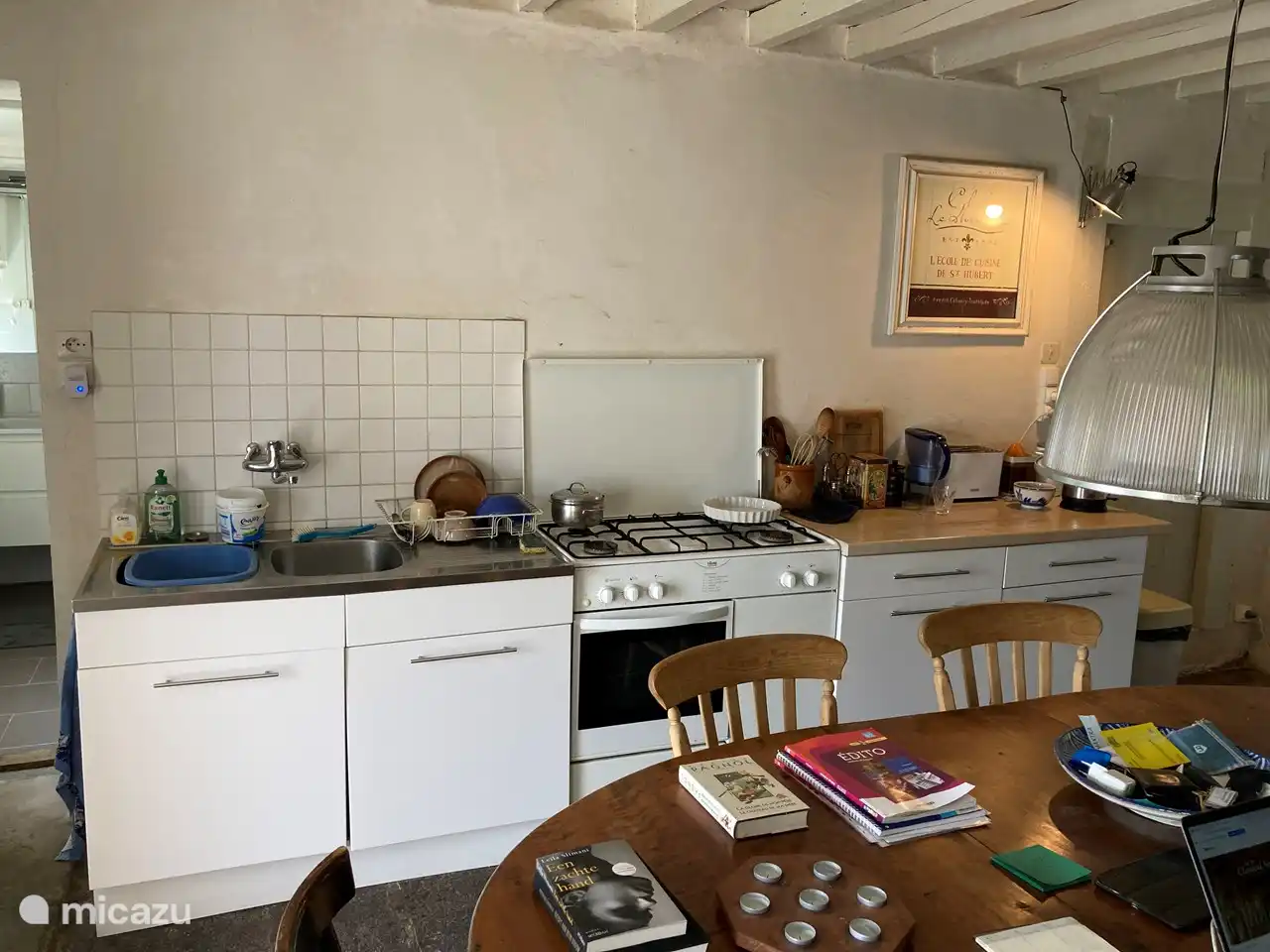 comptoir avec cuisinière, four et armoires de cuisine