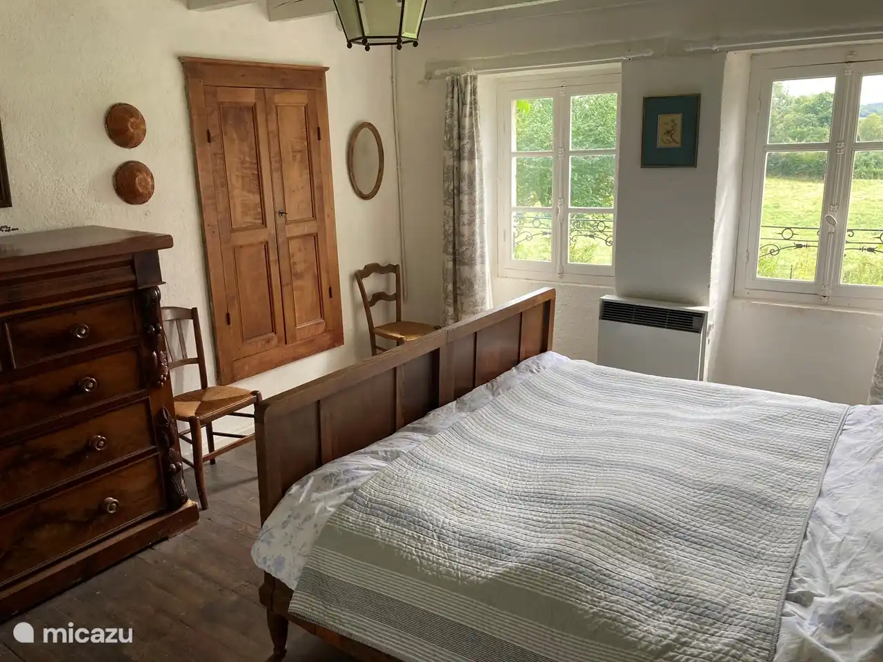 Lit double dans la grande chambre côté jardin