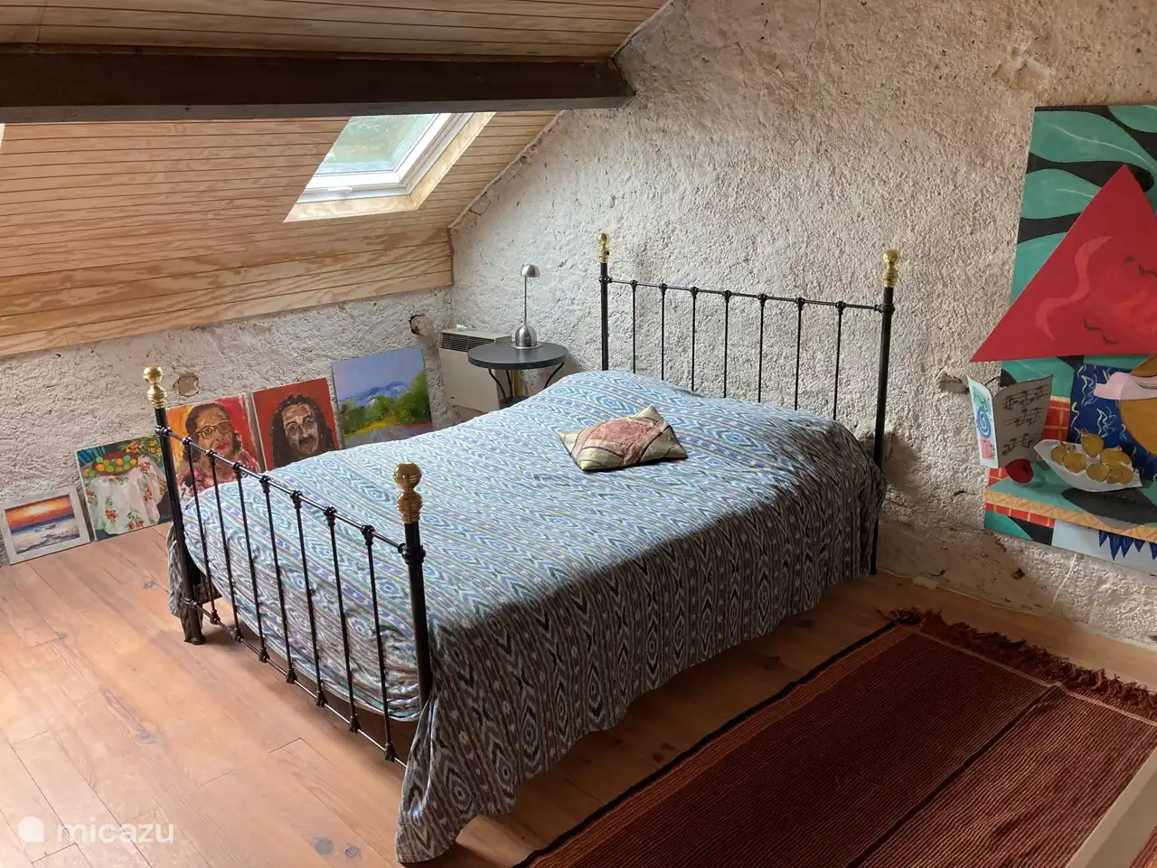chambre avec un lit double à l'étage mansardé
