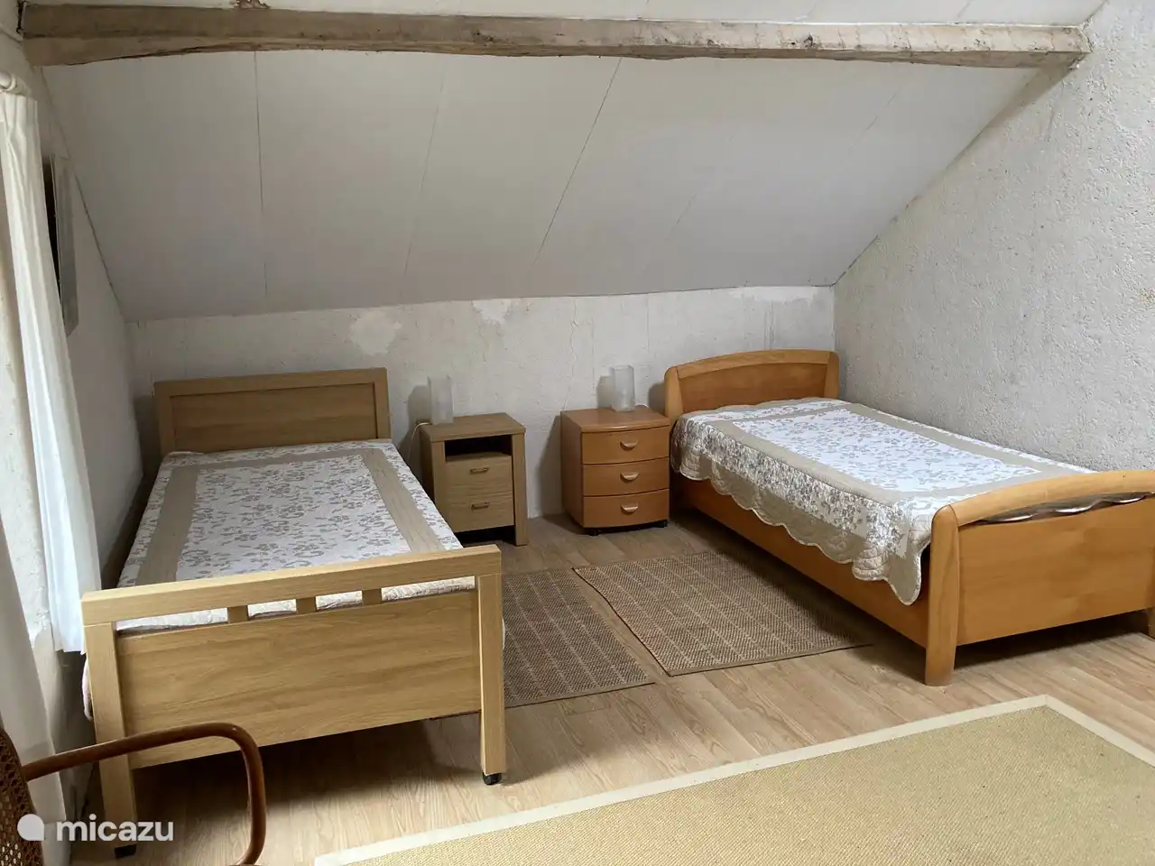 chambre avec 2 lits simples dans le gîte à côté de la maison principale