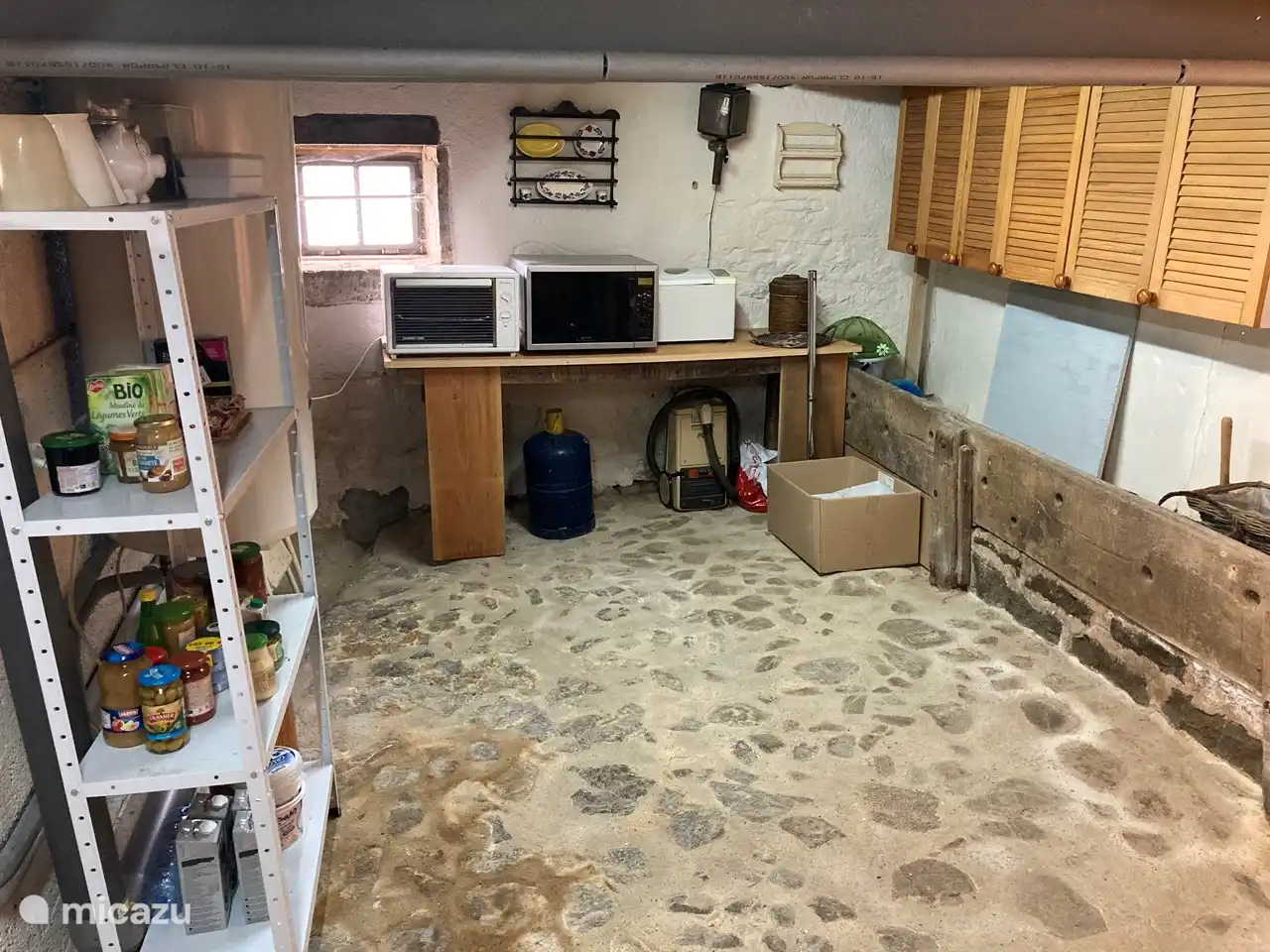 four, micro-ondes et machine à pain dans la buanderie