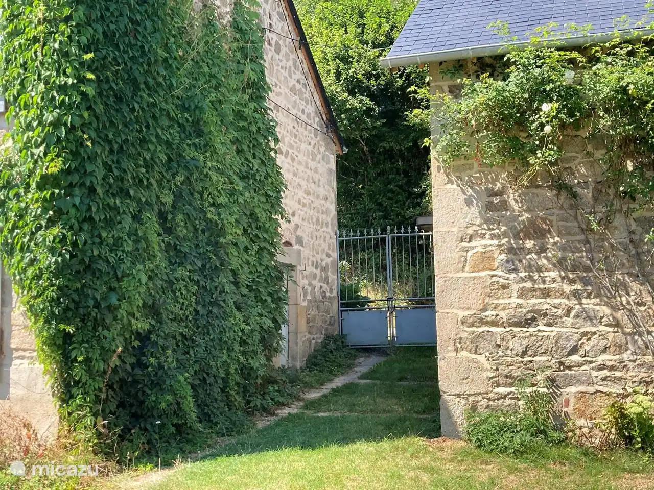 portail entre la maison et le gîte