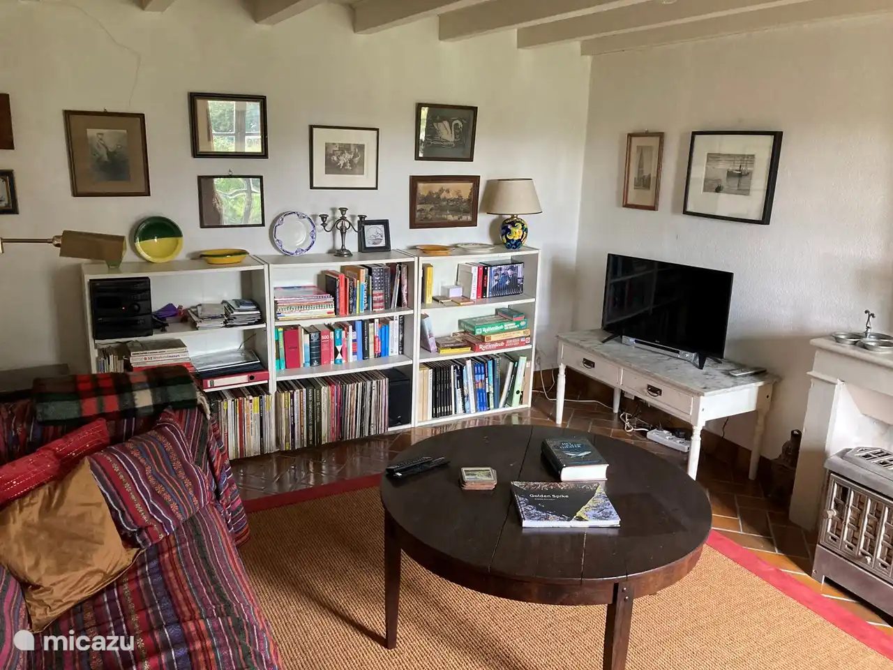 le petit salon au rez-de-chaussée, directement attenant à la cuisine