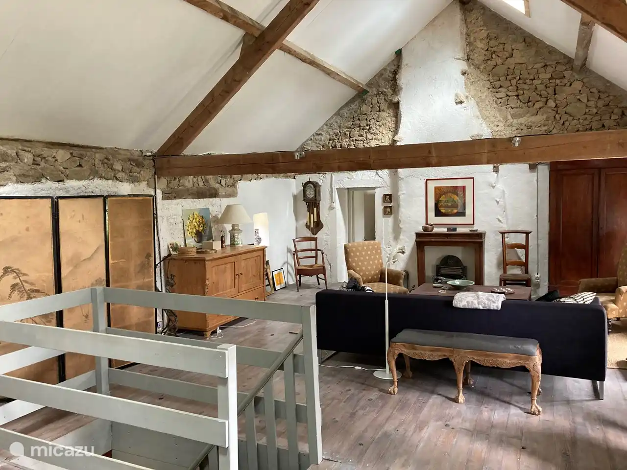 espace de vie au premier étage, avec un canapé extrêmement spacieux où vous pourrez vous allonger confortablement