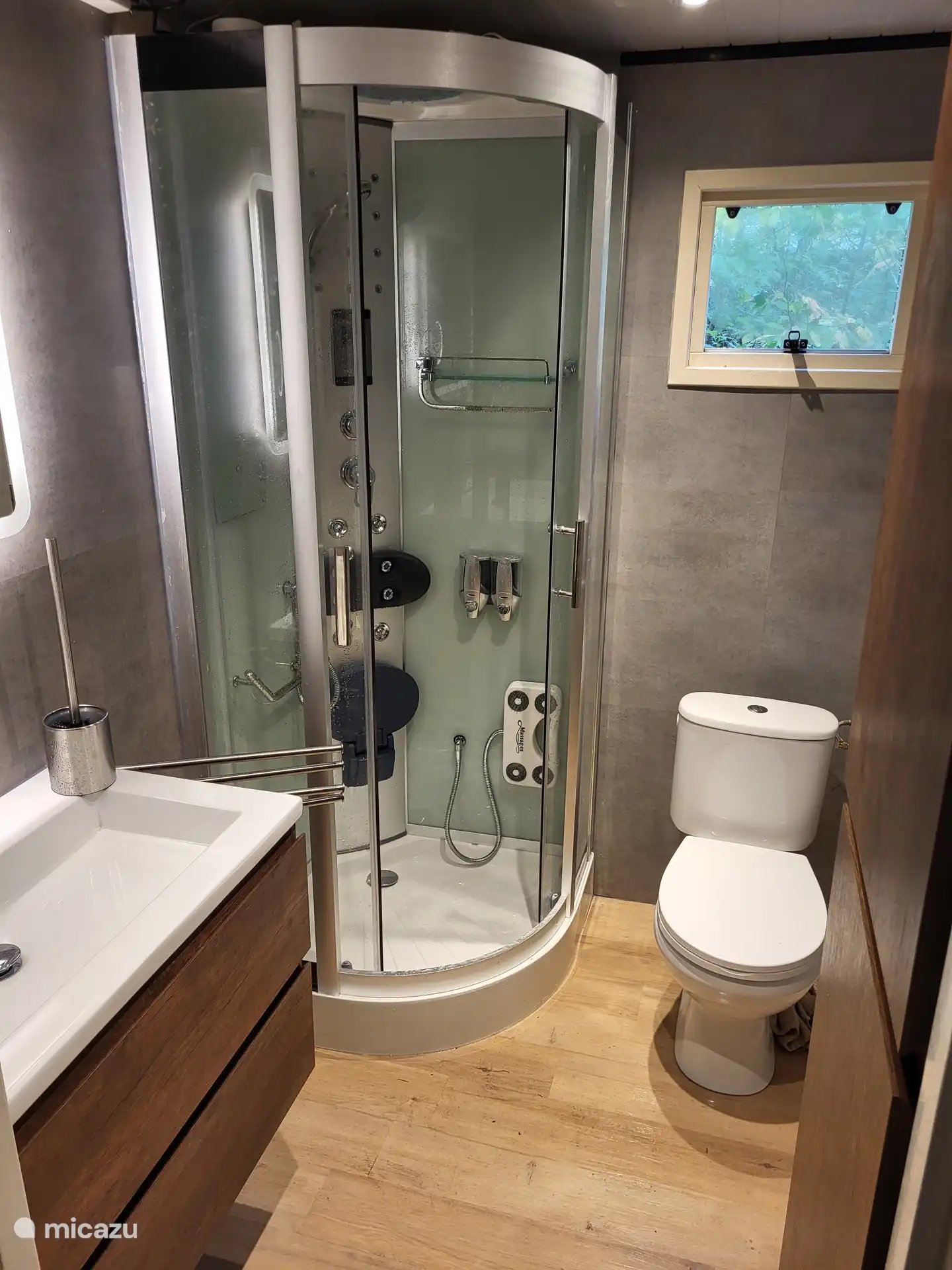 Neues Badezimmer mit Wellnessdusche.