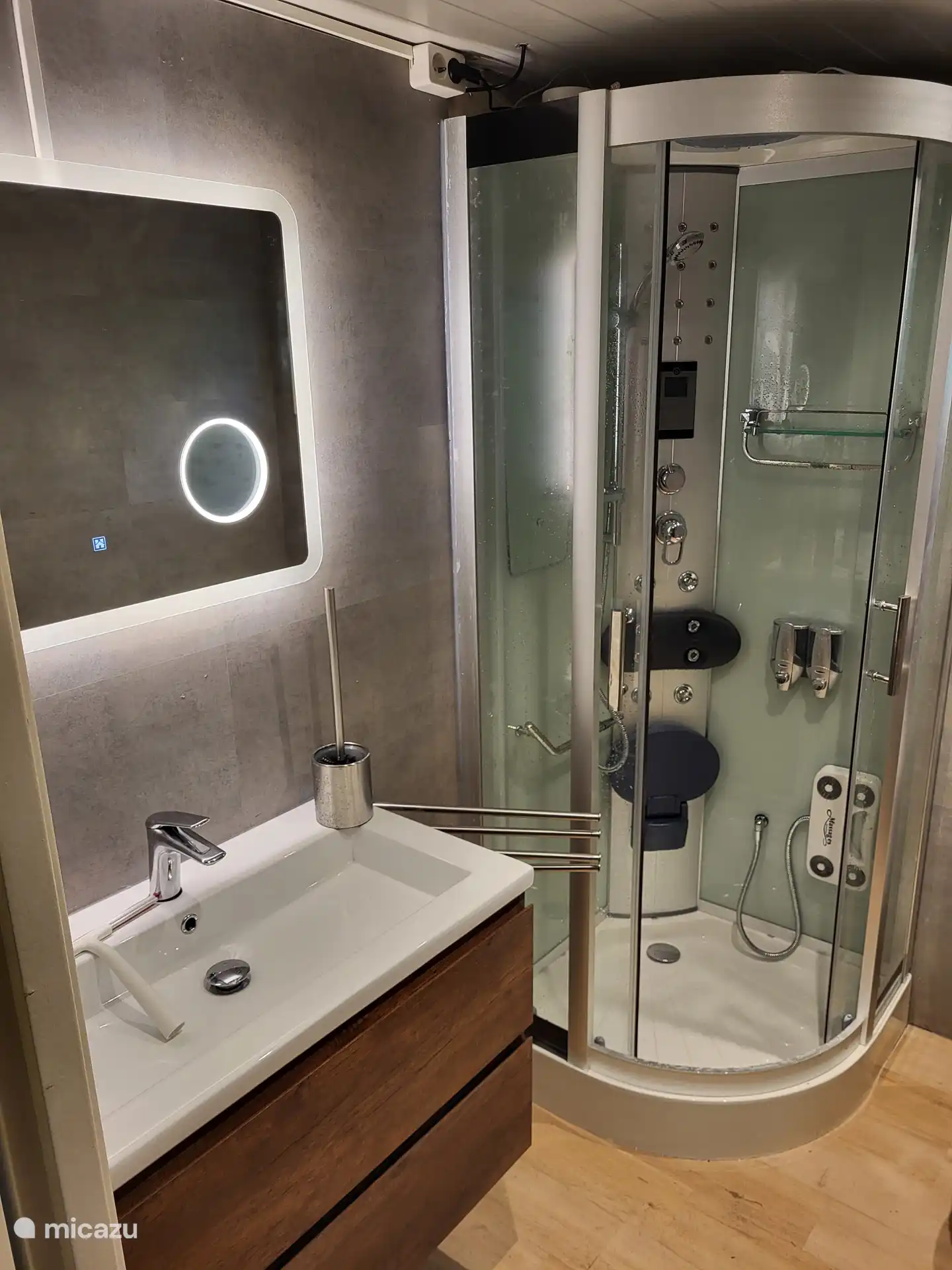 Beheizbarer und beleuchteter Spiegel