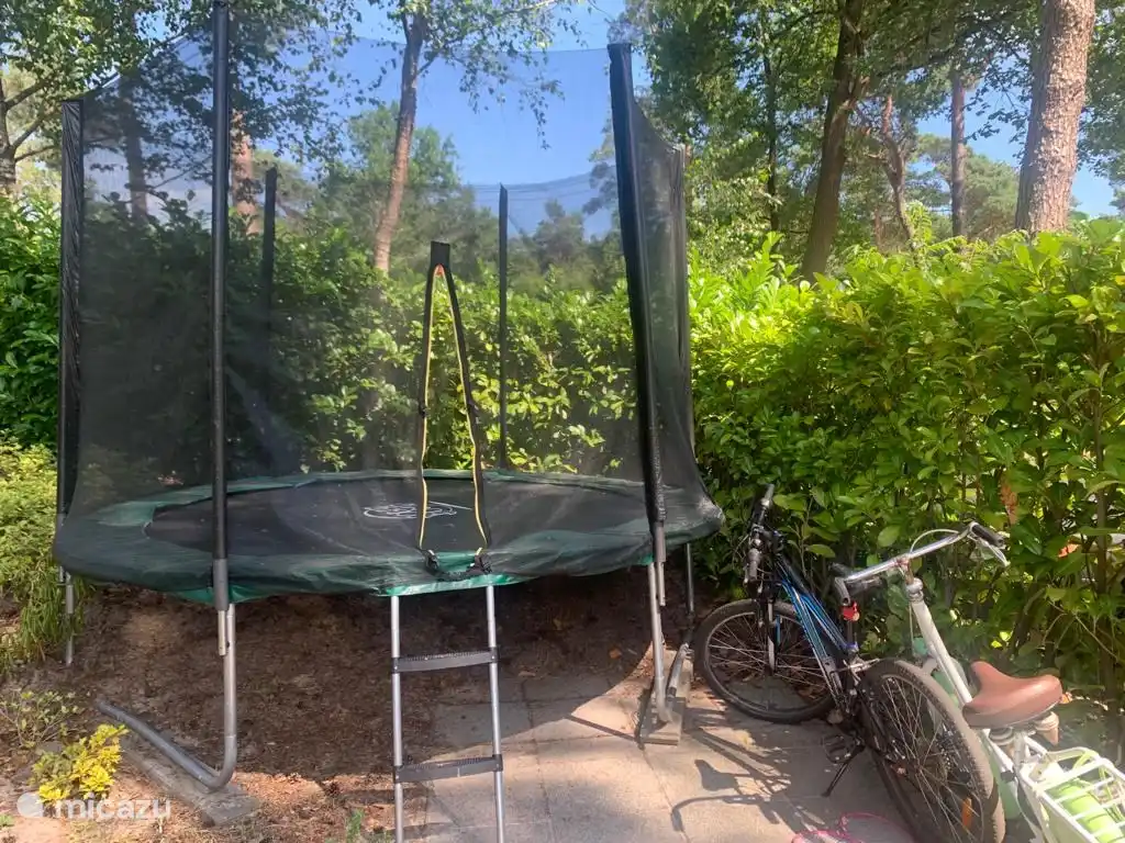 Trampolin, Fahrräder und Gokarts vorhanden