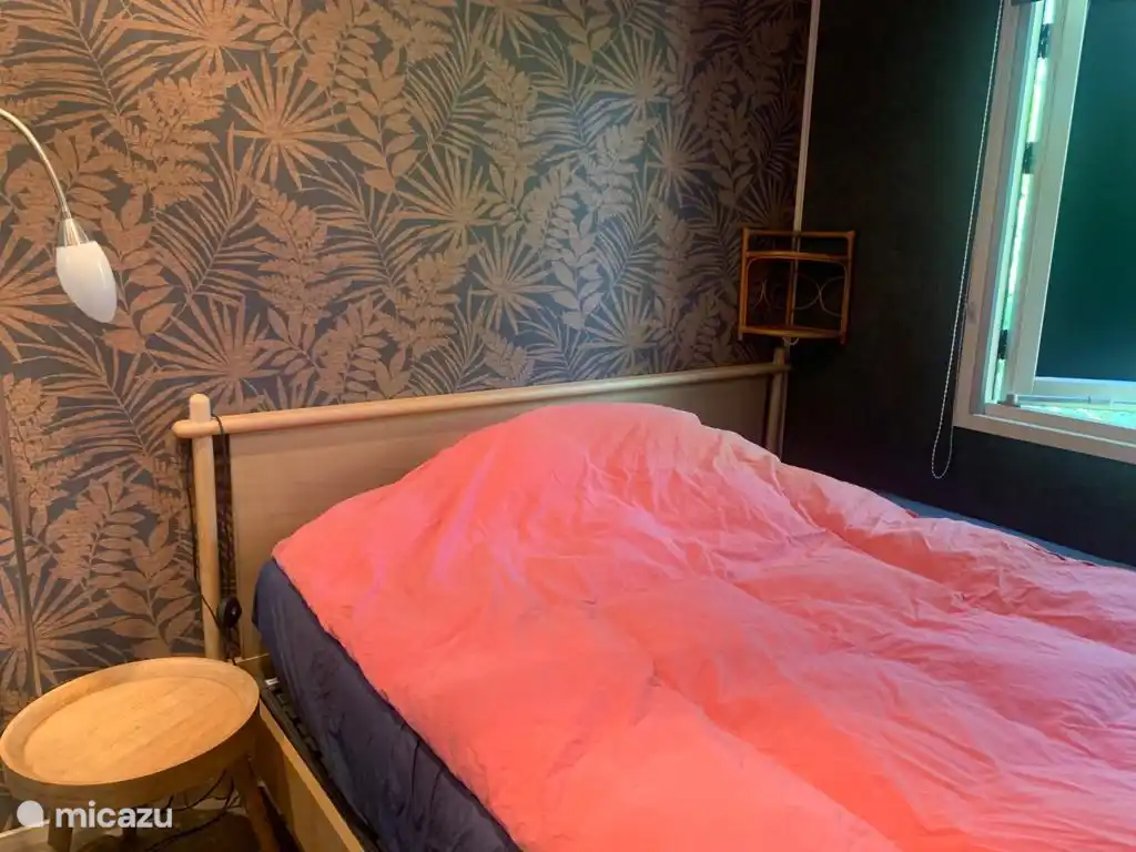 Doppelbett 140x200cm.
Zimmer mit geräumigem Kleiderschrank