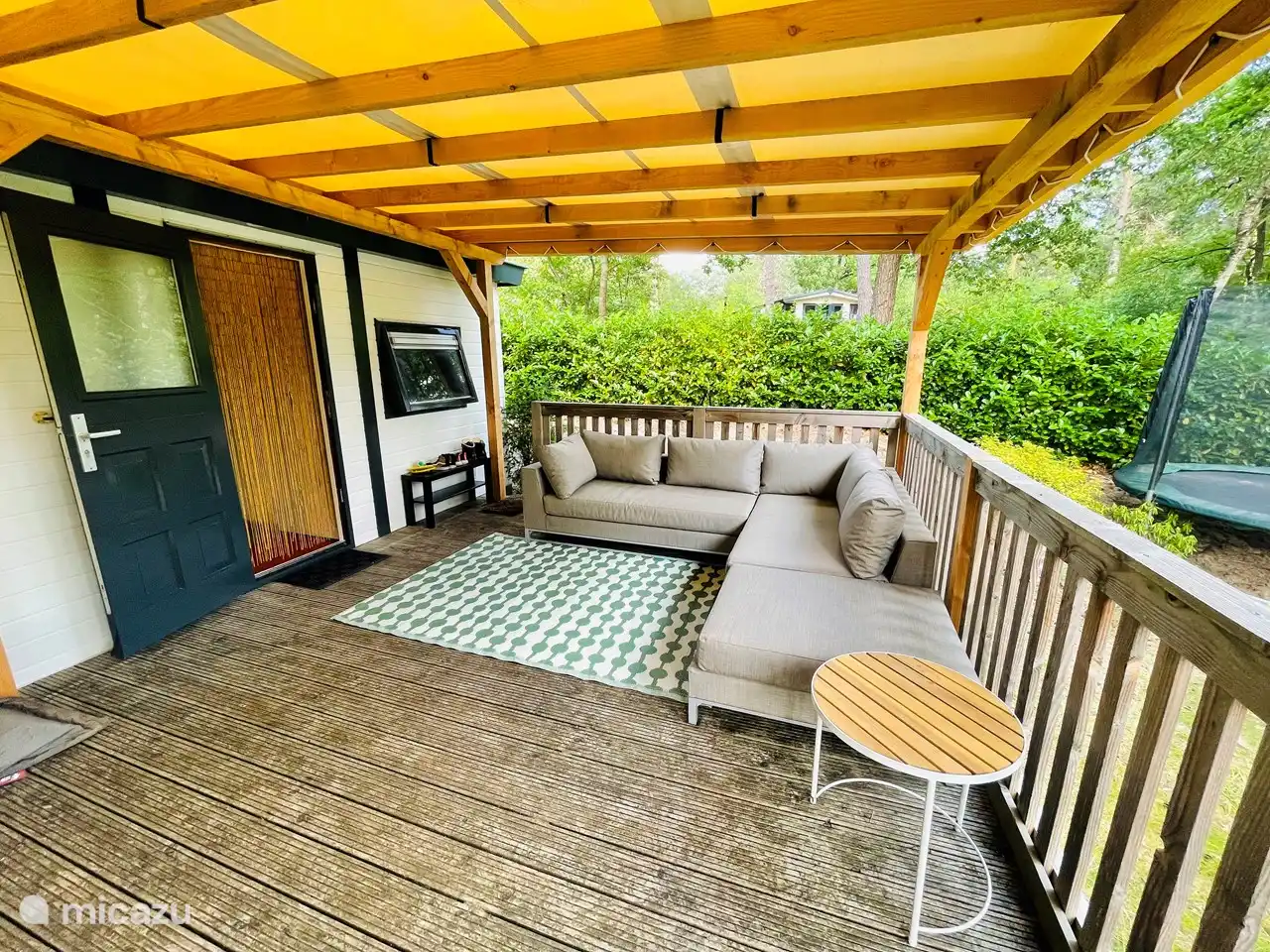 Geräumige Veranda zum Entspannen und Essen