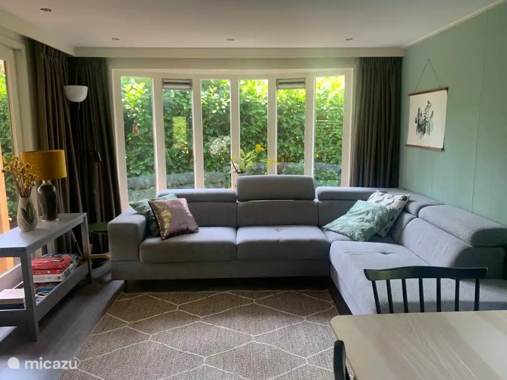 Modernes, geräumiges Wohnzimmer mit Ecksofa