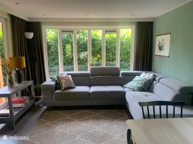 Casa Verónica en Países Bajos, Overijssel, Raalte - chalet Salón espacioso y moderno con sofá esquinero