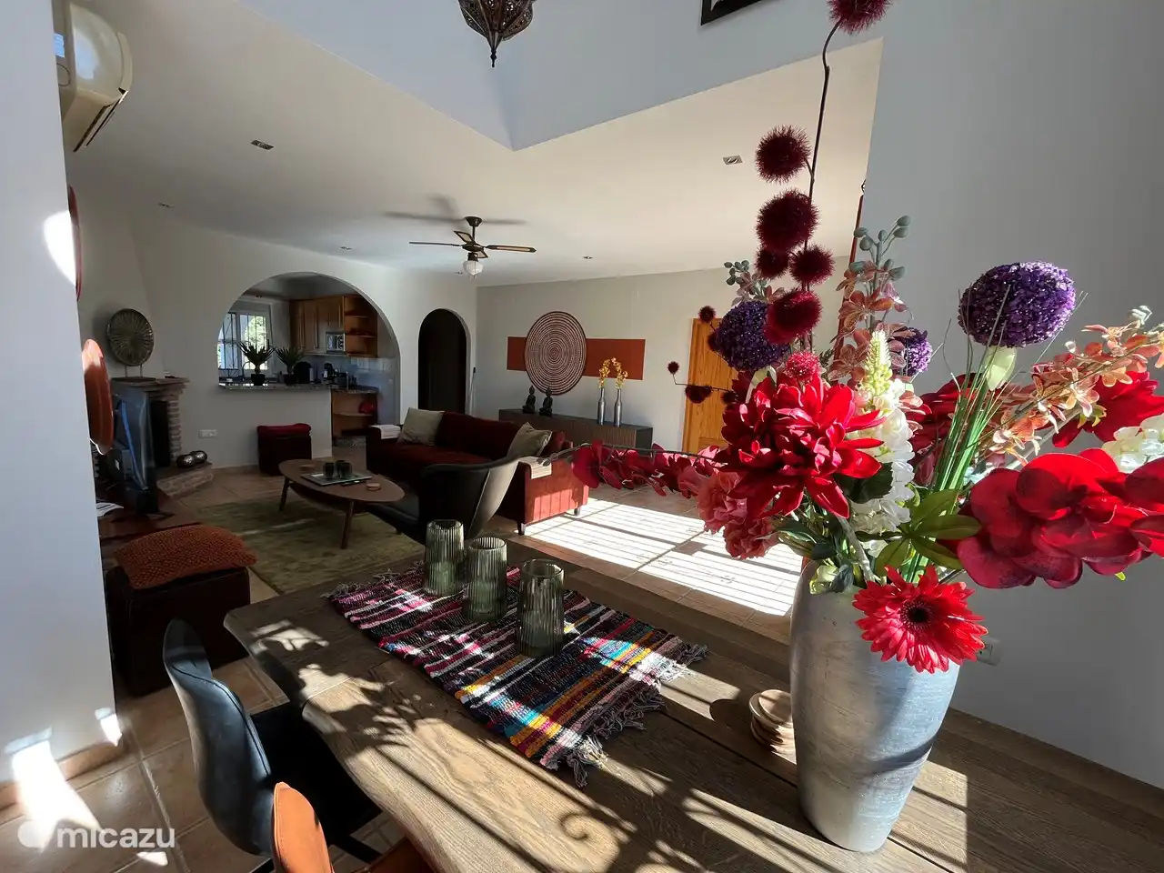 Bij binnenkomst in de woonkamer wordt je verwelkomd door een gezellige openhaard, perfect voor knusse avonden.